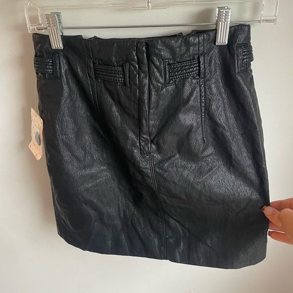 Free People NWT Payton Paperbag Black Faux Leather Textured Mini Skirt 0 -J - Picture 6 of 8